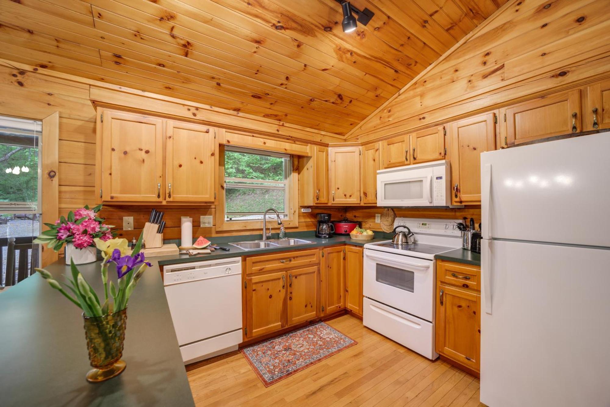 Peaceful Smoky Mountain Cabin With Deck And Fire Pit! Waynesville Bagian luar foto