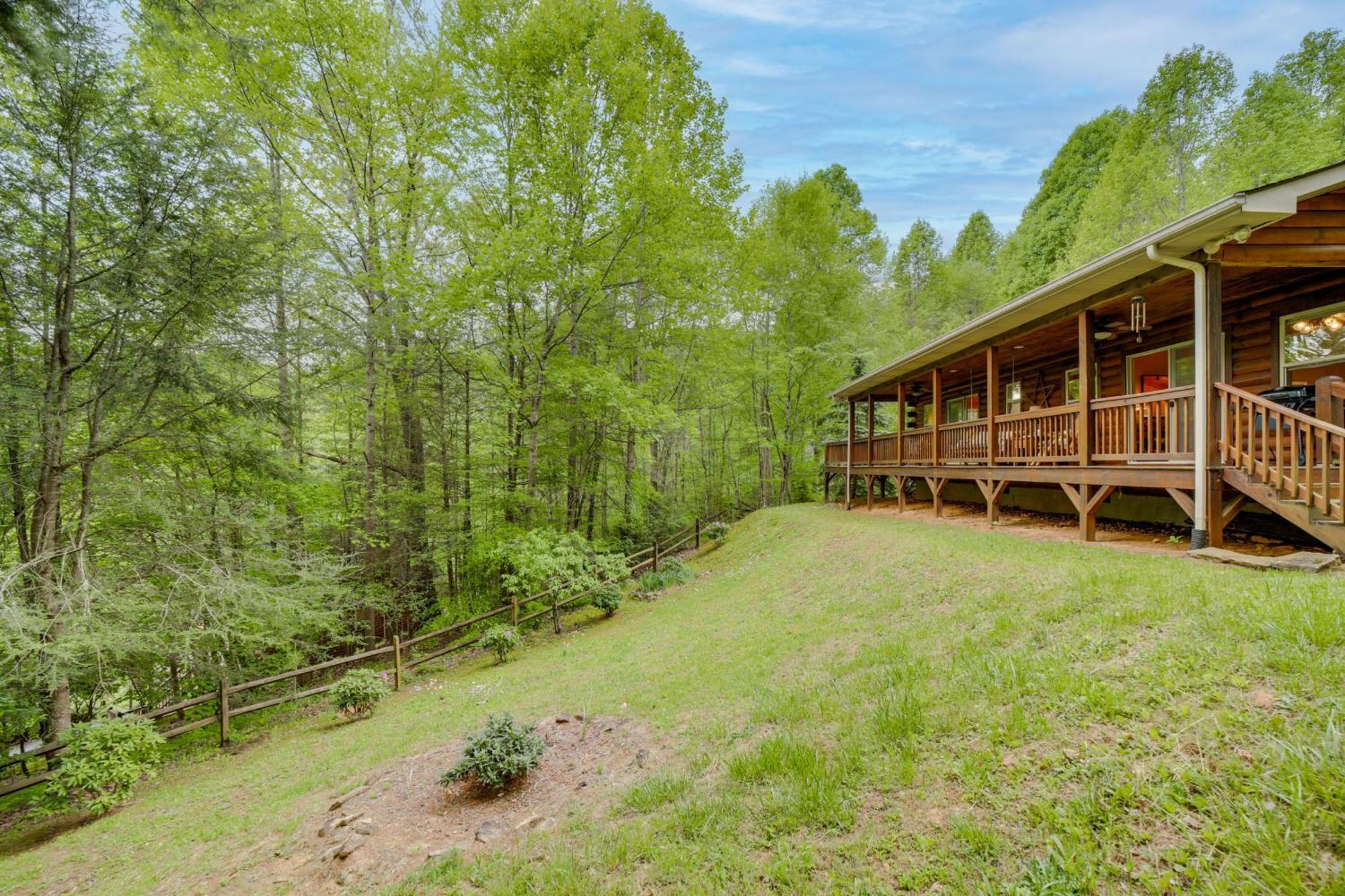 Peaceful Smoky Mountain Cabin With Deck And Fire Pit! Waynesville Bagian luar foto