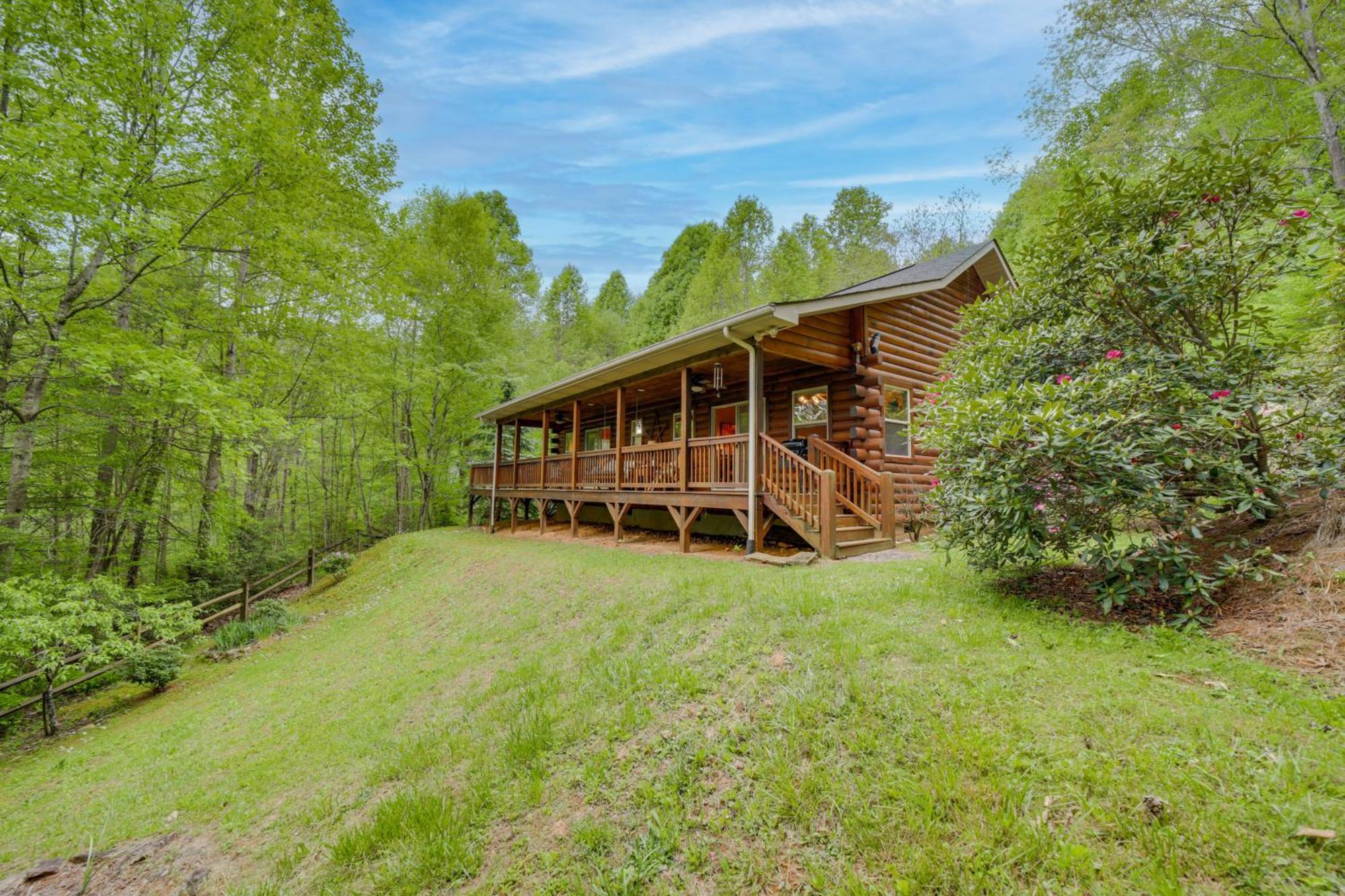 Peaceful Smoky Mountain Cabin With Deck And Fire Pit! Waynesville Bagian luar foto