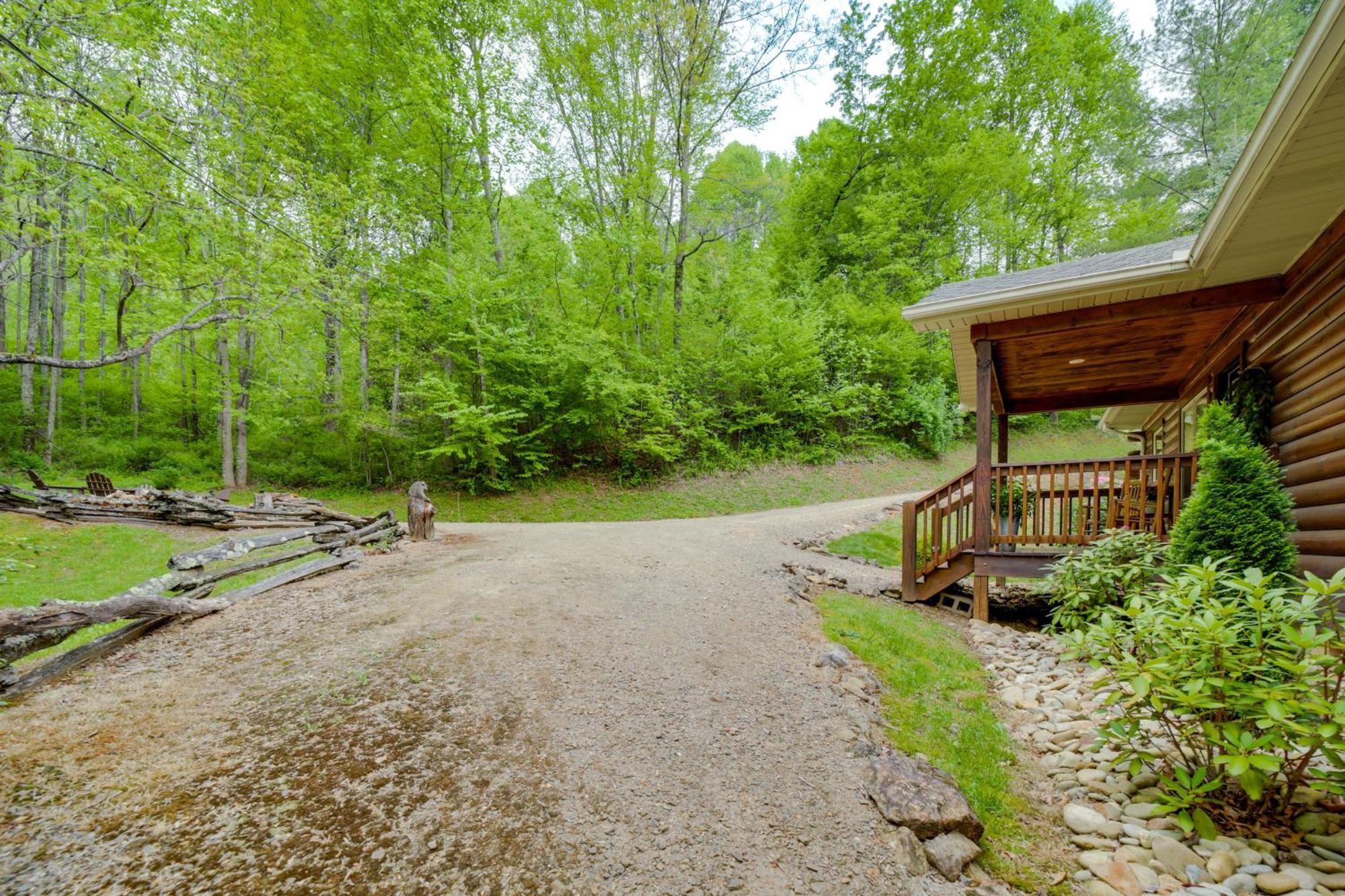 Peaceful Smoky Mountain Cabin With Deck And Fire Pit! Waynesville Bagian luar foto